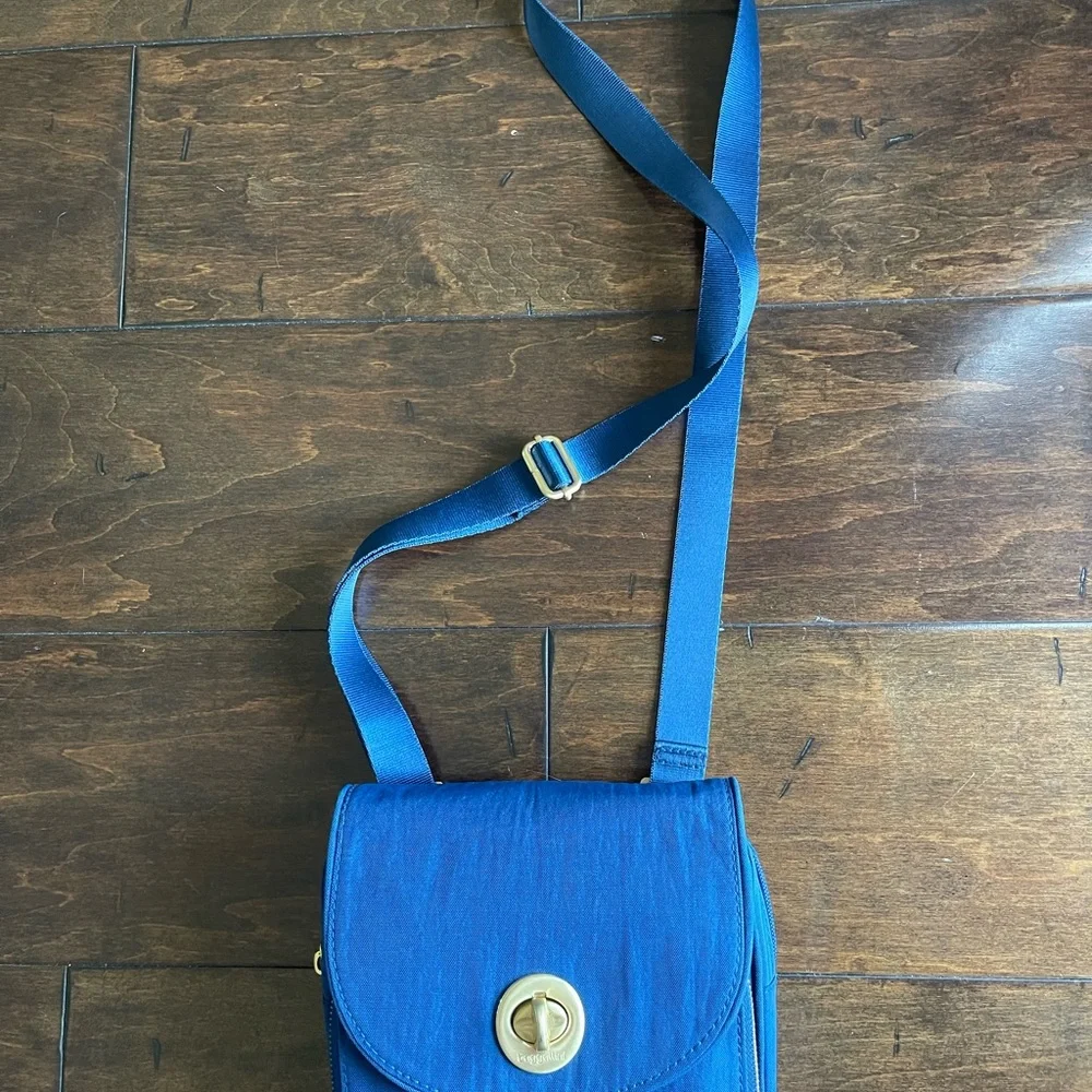 Baggallini crossbody blue color. Pockets with zippers and secure turn latch. - Picture 2 of 12